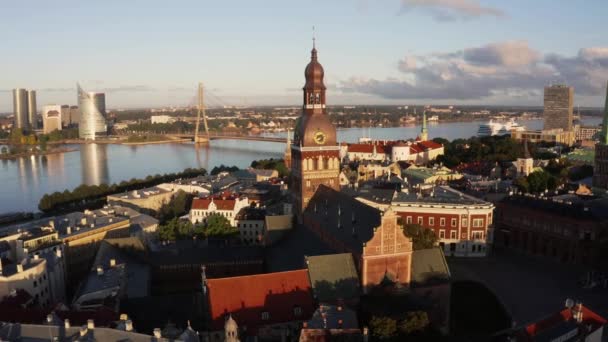 拉脱维亚里加 2020年7月10日 黄昏时分 拉脱维亚里加古城的空中景观 美丽的里加市政厅广场 黑头别墅 圣罗兰雕像和圣彼得教堂 — 图库视频影像