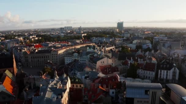 라트비아의 2020 저녁늦은 라트비아의 리가구 시가지를 공중에서 내려다본 것이다 아름다운 — 비디오