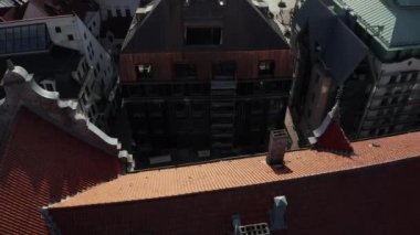 Riga, Letonya. 10 Temmuz 2020. Riga 'nın hava manzarası, Letonya' nın eski bir kasabası. Güzel Riga Belediye Meydanı, Siyahların Evi, St. Roland Heykeli ve St. Peter Kilisesi.