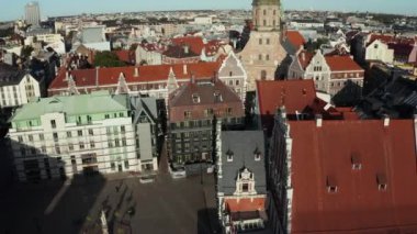 Riga, Letonya. 10 Temmuz 2020. Riga 'nın hava manzarası, Letonya' nın eski bir kasabası. Güzel Riga Belediye Meydanı, Siyahların Evi, St. Roland Heykeli ve St. Peter Kilisesi.