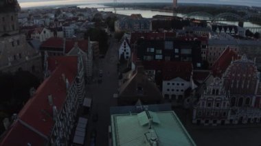 Riga, Letonya. 10 Temmuz 2020. Riga 'nın hava manzarası, Letonya' nın eski bir kasabası. Güzel Riga Belediye Meydanı, Siyahların Evi, St. Roland Heykeli ve St. Peter Kilisesi.