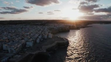 Polignano a Mare kasabası, Puglia bölgesi, İtalya ve Avrupa 'nın ilkbahar panoramik manzarası. Adriyatik denizinin muhteşem manzarası. Seyahat konsepti geçmişi. Turkuaz deniz suyu.