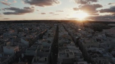 Polignano a Mare kasabası, Puglia bölgesi, İtalya ve Avrupa 'nın ilkbahar panoramik manzarası. Adriyatik denizinin muhteşem manzarası. Seyahat konsepti geçmişi. Turkuaz deniz suyu.