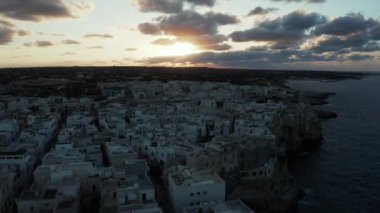 Polignano a Mare kasabası, Puglia bölgesi, İtalya ve Avrupa 'nın ilkbahar panoramik manzarası. Adriyatik denizinin muhteşem manzarası. Seyahat konsepti geçmişi. Turkuaz deniz suyu.