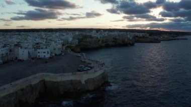 Polignano a Mare kasabası, Puglia bölgesi, İtalya ve Avrupa 'nın ilkbahar panoramik manzarası. Adriyatik denizinin muhteşem manzarası. Seyahat konsepti geçmişi. Turkuaz deniz suyu.