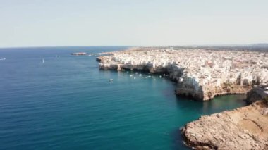 Polignano 'nun bahar şehir manzarası Mare kasabası, Puglia bölgesi, İtalya, Avrupa. Adriyatik denizinin muhteşem manzarası. Seyahat konsepti geçmişi. Birçok yatı olan turkuaz deniz suyu..