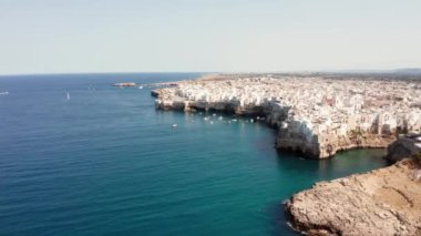 Polignano 'nun bahar şehir manzarası Mare kasabası, Puglia bölgesi, İtalya, Avrupa. Adriyatik denizinin muhteşem manzarası. Seyahat konsepti geçmişi. Birçok yatı olan turkuaz deniz suyu..