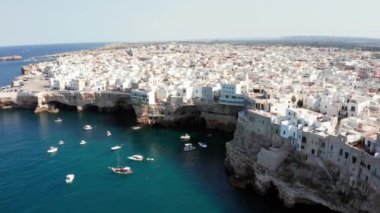 Polignano 'nun bahar şehir manzarası Mare kasabası, Puglia bölgesi, İtalya, Avrupa. Adriyatik denizinin muhteşem manzarası. Seyahat konsepti geçmişi. Birçok yatı olan turkuaz deniz suyu..