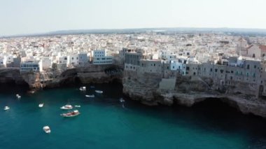 Polignano 'nun bahar şehir manzarası Mare kasabası, Puglia bölgesi, İtalya, Avrupa. Adriyatik denizinin muhteşem manzarası. Seyahat konsepti geçmişi. Birçok yatı olan turkuaz deniz suyu..