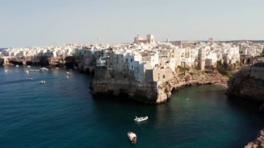 Polignano 'nun bahar şehir manzarası Mare kasabası, Puglia bölgesi, İtalya, Avrupa. Adriyatik denizinin muhteşem manzarası. Seyahat konsepti geçmişi. Birçok yatı olan turkuaz deniz suyu..