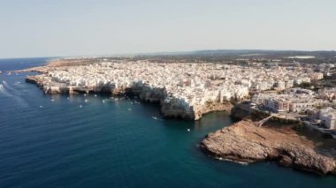 Polignano 'nun bahar şehir manzarası Mare kasabası, Puglia bölgesi, İtalya, Avrupa. Adriyatik denizinin muhteşem manzarası. Seyahat konsepti geçmişi. Birçok yatı olan turkuaz deniz suyu..
