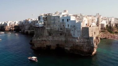 Polignano 'nun bahar şehir manzarası Mare kasabası, Puglia bölgesi, İtalya, Avrupa. Adriyatik denizinin muhteşem manzarası. Seyahat konsepti geçmişi. Birçok yatı olan turkuaz deniz suyu..