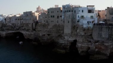 Polignano 'nun bahar şehir manzarası Mare kasabası, Puglia bölgesi, İtalya, Avrupa. Adriyatik denizinin muhteşem manzarası. Seyahat konsepti geçmişi. Birçok yatı olan turkuaz deniz suyu..
