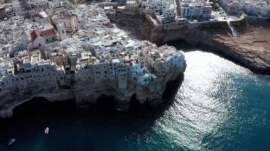 Polignano 'nun bahar şehir manzarası Mare kasabası, Puglia bölgesi, İtalya, Avrupa. Adriyatik denizinin muhteşem manzarası. Seyahat konsepti geçmişi. Birçok yatı olan turkuaz deniz suyu..