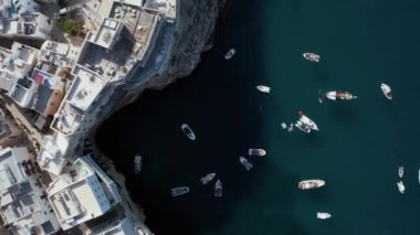 Polignano 'nun bahar şehir manzarası Mare kasabası, Puglia bölgesi, İtalya, Avrupa. Adriyatik denizinin muhteşem manzarası. Seyahat konsepti geçmişi. Birçok yatı olan turkuaz deniz suyu..