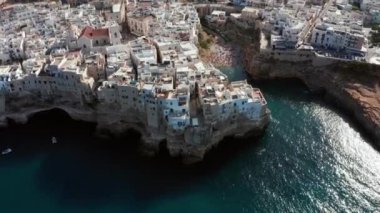 Polignano 'nun bahar şehir manzarası Mare kasabası, Puglia bölgesi, İtalya, Avrupa. Adriyatik denizinin muhteşem manzarası. Seyahat konsepti geçmişi. Birçok yatı olan turkuaz deniz suyu..
