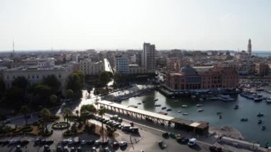 Gün batımında insansız hava aracından Bari 'nin eski kasabası, Katedral Saint Sabino, San Nicola Bazilikası ve yaz akşamları tarihi Bari kasabasına güzel bir panoramik hava manzarası. Bari, Apulia, İtalya