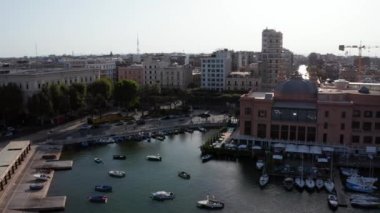 Gün batımında insansız hava aracından Bari 'nin eski kasabası, Katedral Saint Sabino, San Nicola Bazilikası ve yaz akşamları tarihi Bari kasabasına güzel bir panoramik hava manzarası. Bari, Apulia, İtalya