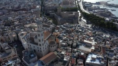 Gün batımında insansız hava aracından Bari 'nin eski kasabası, Katedral Saint Sabino, San Nicola Bazilikası ve yaz akşamları tarihi Bari kasabasına güzel bir panoramik hava manzarası. Bari, Apulia, İtalya