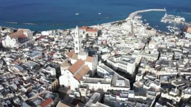 Gün batımında insansız hava aracından Bari 'nin eski kasabası, Katedral Saint Sabino, San Nicola Bazilikası ve yaz akşamları tarihi Bari kasabasına güzel bir panoramik hava manzarası. Bari, Apulia, İtalya