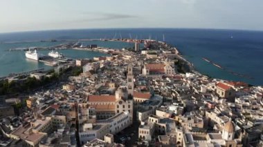 Gün batımında insansız hava aracından Bari 'nin eski kasabası, Katedral Saint Sabino, San Nicola Bazilikası ve yaz akşamları tarihi Bari kasabasına güzel bir panoramik hava manzarası. Bari, Apulia, İtalya