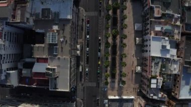 Şehir merkezindeki arabaları, trafiği ve küçük binaları gören bir kuş bakışı. 