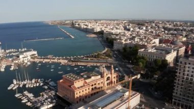 Gün batımında insansız hava aracından Bari 'nin eski kasabası, Katedral Saint Sabino, San Nicola Bazilikası ve yaz akşamları tarihi Bari kasabasına güzel bir panoramik hava manzarası. Bari, Apulia, İtalya