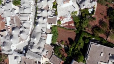 Alberobello, Bari, Puglia bölgesindeki geleneksel trulli evlerinin güzel hava manzarası  