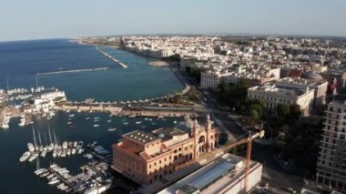 Gün batımında insansız hava aracından Bari 'nin eski kasabası, Katedral Saint Sabino, San Nicola Bazilikası ve yaz akşamları tarihi Bari kasabasına güzel bir panoramik hava manzarası. Bari, Apulia, İtalya