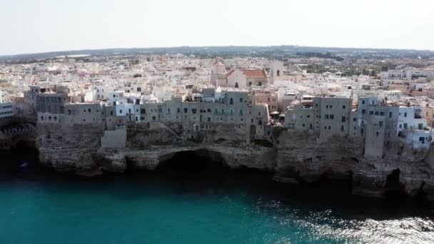 意大利Puglia地区Polignano Mare镇春天城市景观的空中景观 俯瞰亚得里亚海 旅行概念背景 绿松石海水和许多游艇 — 图库视频影像