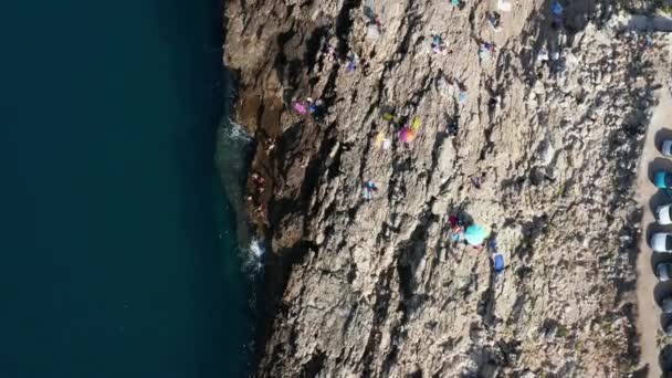 意大利Puglia地区Polignano Mare镇春天城市景观的空中全景 俯瞰亚得里亚海 悬崖和海滩 旅行概念背景 绿松石海水 — 图库视频影像