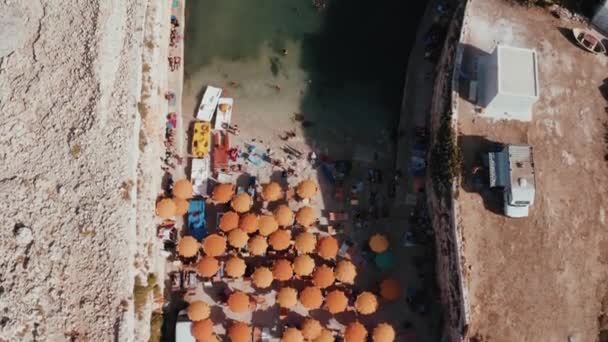 Polignanoの春の街並みの空中パノラマビューは マーレの町 プーリア地方 イタリア ヨーロッパ アドリア海 ビーチの素晴らしい景色 旅のコンセプトの背景 ターコイズブルーの海水 — ストック動画