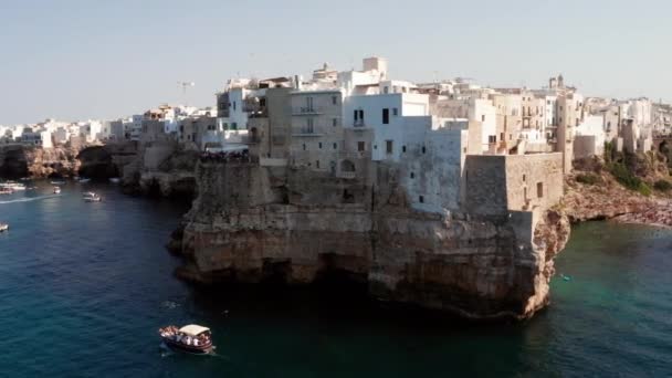 ポリニャーノの春の街並みの空中ビューは マーレの町 プーリア地方 イタリア ヨーロッパ アドリア海の絶景 旅のコンセプトの背景 多くのヨットとターコイズ海の水 — ストック動画