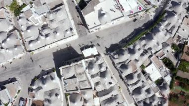 Alberobello, Bari, Puglia bölgesindeki geleneksel trulli evlerinin güzel hava manzarası