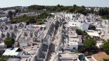 Alberobello, Bari, Puglia bölgesindeki geleneksel trulli evlerinin güzel hava manzarası