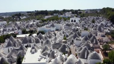 Alberobello, Bari, Puglia bölgesindeki geleneksel trulli evlerinin güzel hava manzarası