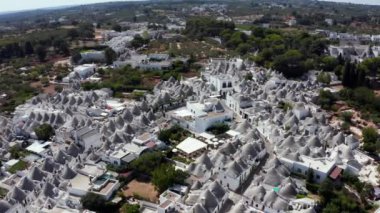 Alberobello, Bari, Puglia bölgesindeki geleneksel trulli evlerinin güzel hava manzarası