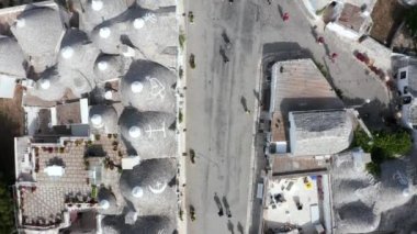 Alberobello, Bari, Puglia bölgesindeki geleneksel trulli evlerinin güzel hava manzarası