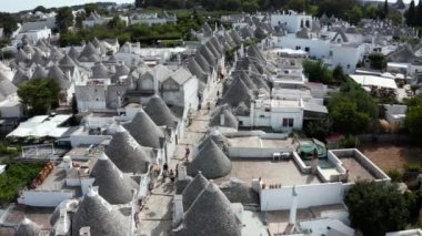 Alberobello, Bari, Puglia bölgesindeki geleneksel trulli evlerinin güzel hava manzarası