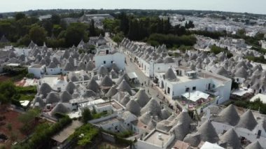Alberobello, Bari, Puglia bölgesindeki geleneksel trulli evlerinin güzel hava manzarası