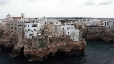 Polignano a Mare kasabası, Puglia bölgesi, İtalya ve Avrupa 'nın ilkbahar panoramik manzarası. Adriyatik denizinin muhteşem manzarası. Seyahat konsepti geçmişi. Turkuaz deniz suyu.