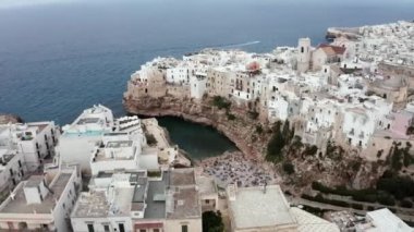 Polignano a Mare kasabası, Puglia bölgesi, İtalya ve Avrupa 'nın ilkbahar panoramik manzarası. Adriyatik denizinin muhteşem manzarası. Seyahat konsepti geçmişi. Turkuaz deniz suyu.