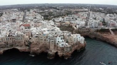 Polignano a Mare kasabası, Puglia bölgesi, İtalya ve Avrupa 'nın ilkbahar panoramik manzarası. Adriyatik denizinin muhteşem manzarası. Seyahat konsepti geçmişi. Turkuaz deniz suyu.