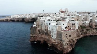 Polignano a Mare kasabası, Puglia bölgesi, İtalya ve Avrupa 'nın ilkbahar panoramik manzarası. Adriyatik denizinin muhteşem manzarası. Seyahat konsepti geçmişi. Turkuaz deniz suyu.