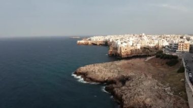 Polignano a Mare kasabası, Puglia bölgesi, İtalya ve Avrupa 'nın ilkbahar panoramik manzarası. Adriyatik denizinin muhteşem manzarası. Seyahat konsepti geçmişi. Turkuaz deniz suyu.