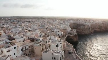 Polignano a Mare kasabası, Puglia bölgesi, İtalya ve Avrupa 'nın ilkbahar panoramik manzarası. Adriyatik denizinin muhteşem manzarası. Seyahat konsepti geçmişi. Turkuaz deniz suyu.