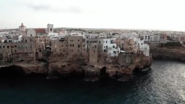 Polignano a Mare kasabası, Puglia bölgesi, İtalya ve Avrupa 'nın ilkbahar panoramik manzarası. Adriyatik denizinin muhteşem manzarası. Seyahat konsepti geçmişi. Turkuaz deniz suyu.