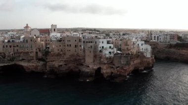 Polignano a Mare kasabası, Puglia bölgesi, İtalya ve Avrupa 'nın ilkbahar panoramik manzarası. Adriyatik denizinin muhteşem manzarası. Seyahat konsepti geçmişi. Turkuaz deniz suyu.