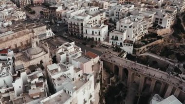 Polignano a Mare kasabası, Puglia bölgesi, İtalya ve Avrupa 'nın ilkbahar panoramik manzarası. Adriyatik denizinin muhteşem manzarası. Seyahat konsepti geçmişi. Turkuaz deniz suyu.