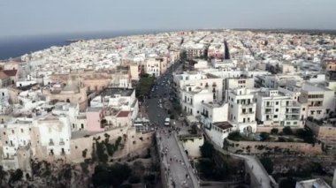 Polignano a Mare kasabası, Puglia bölgesi, İtalya ve Avrupa 'nın ilkbahar panoramik manzarası. Adriyatik denizinin muhteşem manzarası. Seyahat konsepti geçmişi. Turkuaz deniz suyu.